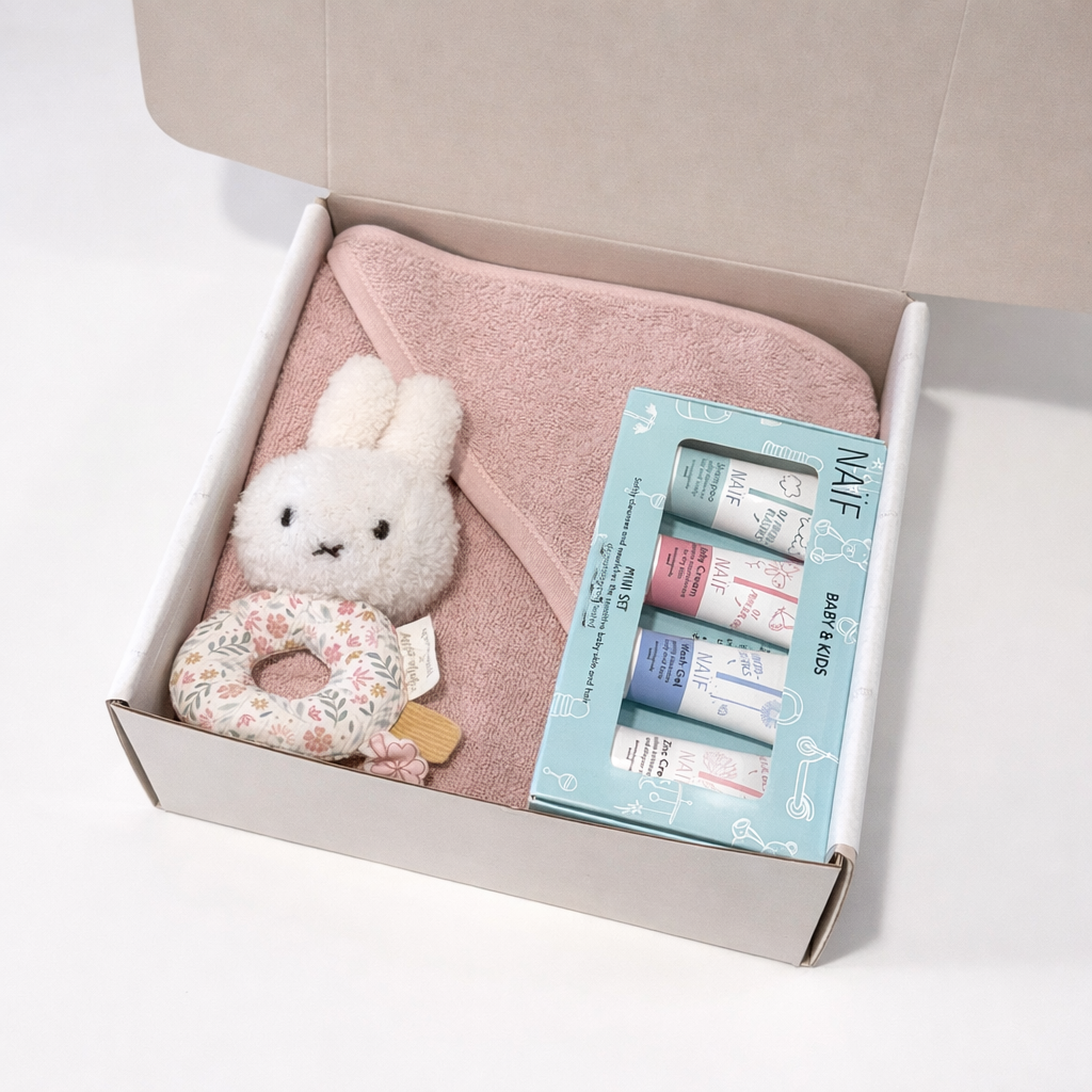 Kraamcadeau - Cadeaubox x Nijntje Lucky blossom badcape naif kraamcadeau met naam