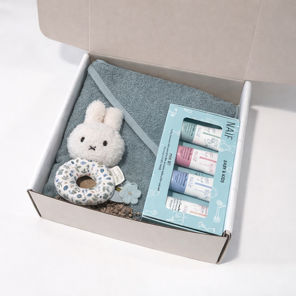 Kraamcadeau - Cadeaubox x Nijntje Lucky leaves badcape naif kraamcadeau met naam
