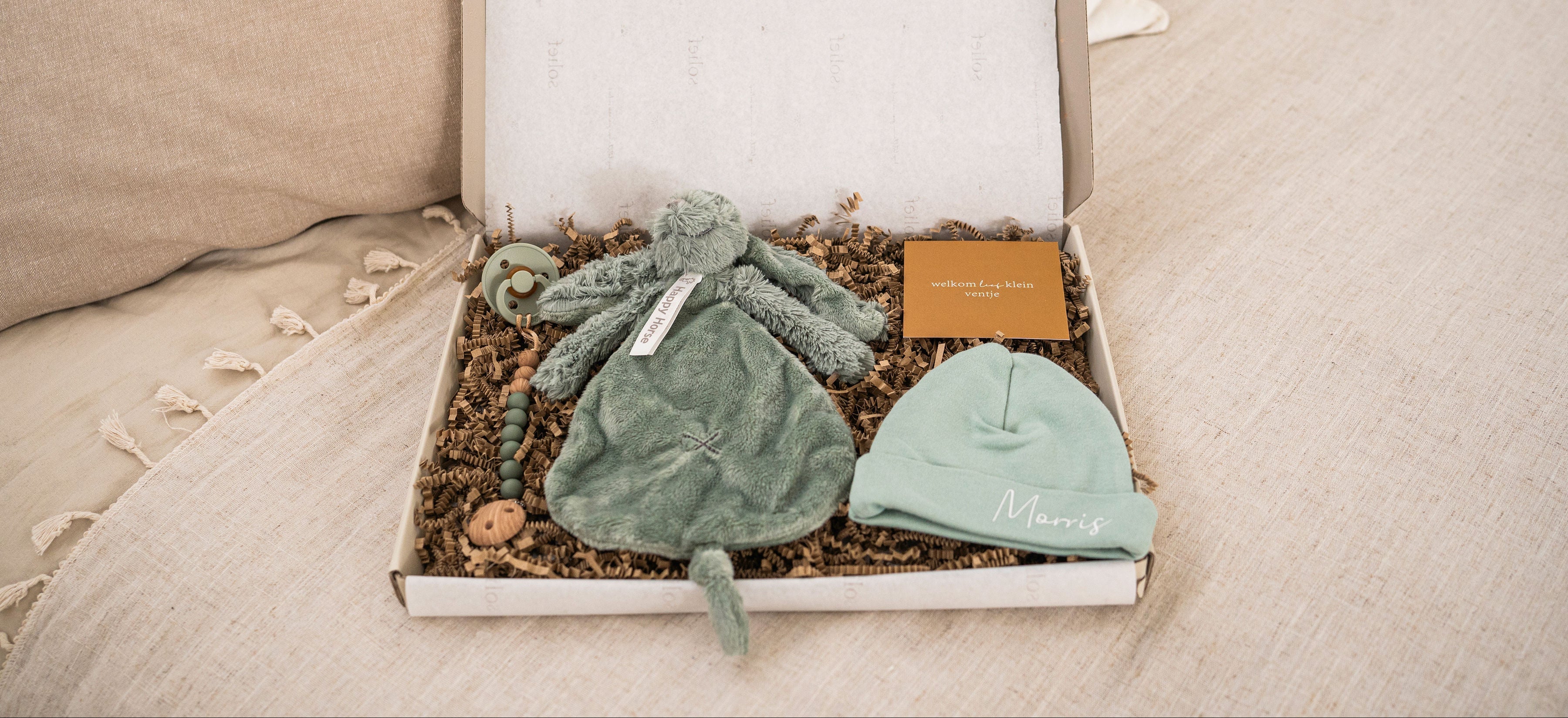 Kraamcadeau cadeauboxen met zachte babyproducten en luxe verpakking