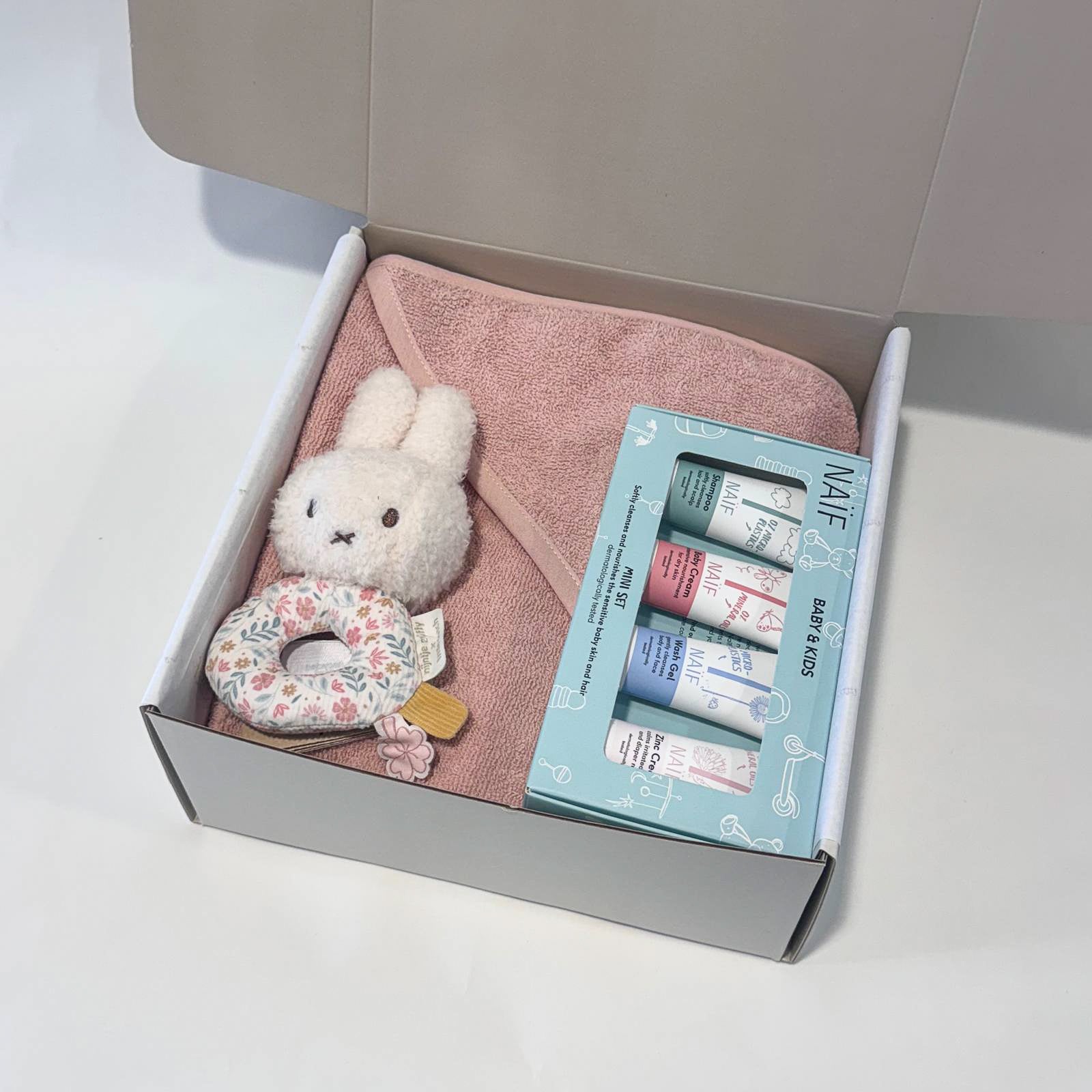 Kraamcadeau - Cadeaubox x Nijntje Lucky blossom badcape naif