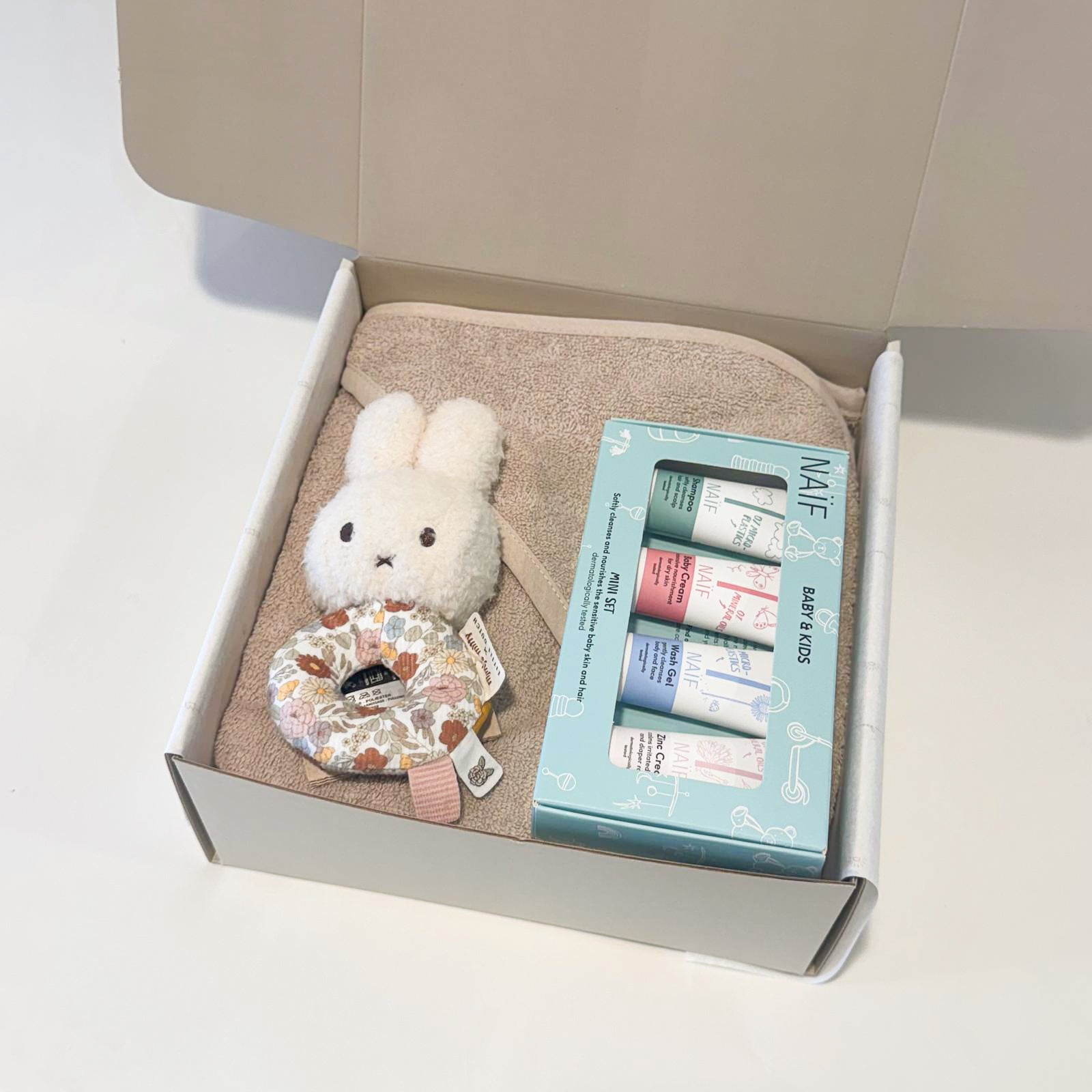 Kraamcadeau - Cadeaubox x Nijntje Lucky flower badcape naif