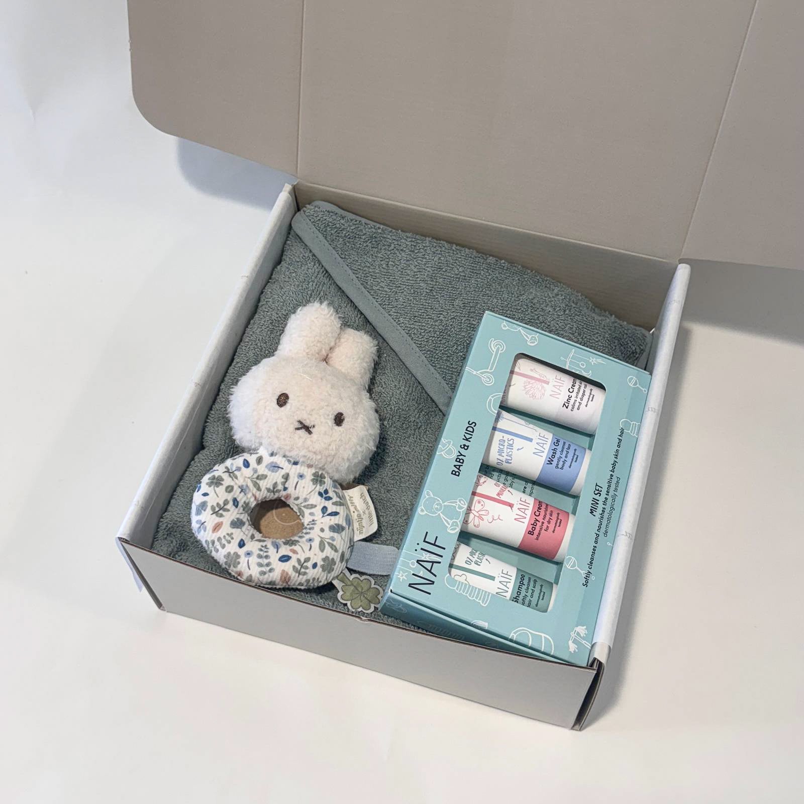 Kraamcadeau - Cadeaubox x Nijntje Lucky leaves badcape naif