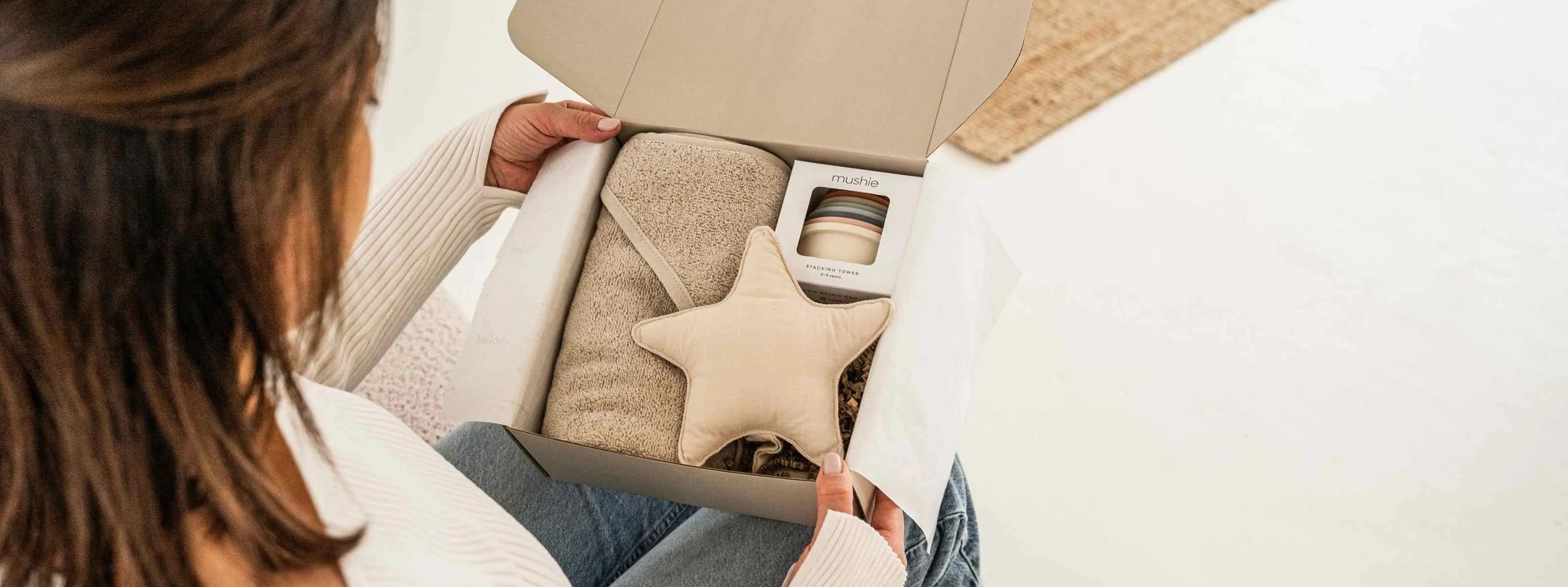 Kraamcadeau versturen in luxe cadeaubox met zachte babyproducten met naam