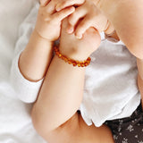    mayli_jewelry_amberkleurige_baby_armband_honey_www.solief.nl